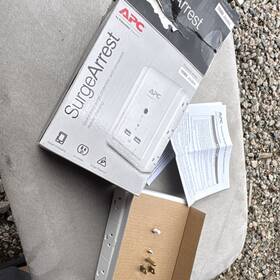 1080j Apc Pm6u2 Surgearrest 6-outlets 2 Usb Ports Smart Charging Surge Protector White